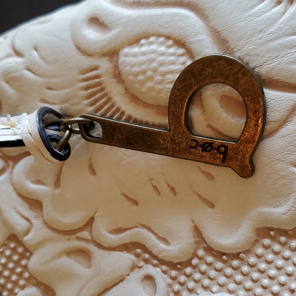 Born ( BOC ) ivory purse. Must see! Raised Floral Design. - Picture 15 of 16